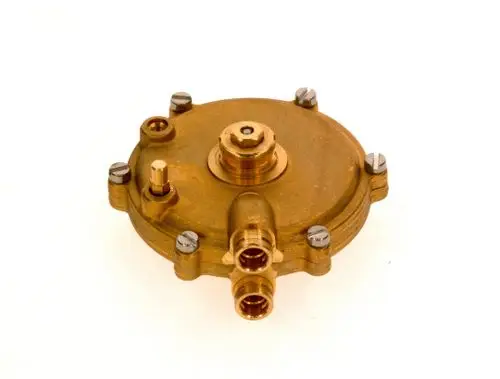 BOSCH Sanitär-Membran-Gruppe, runde goldene Baugruppe mit mehreren Anschlüssen und Schrauben zur Befestigung, gestaltet für den Einsatz in Sanitärsystemen.